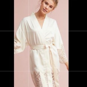 Flora nikrooz white silk robe with lace NWT